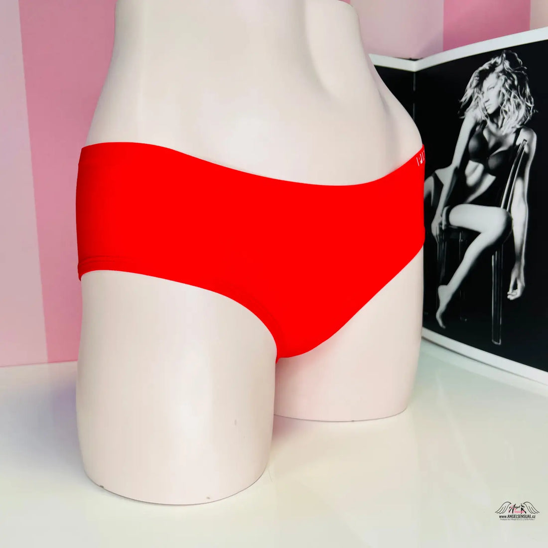 Bílým nápisem pink a zlatým nápisem na zadní straně na bílé manekýně