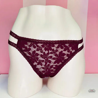 Burgundy krajkové tanga s dvojitými pásky na bocích, sexy krajkové tanga od Agent Provocateur
