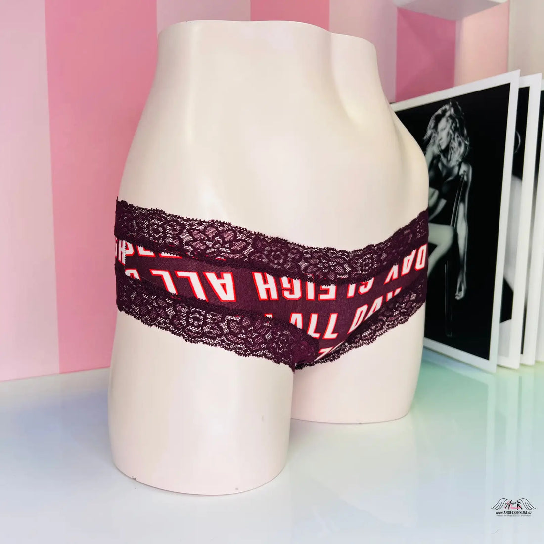Manekýn torzo v luxusní stylové bavlněné kalhotky s širokou krajkou a červeným nápisem