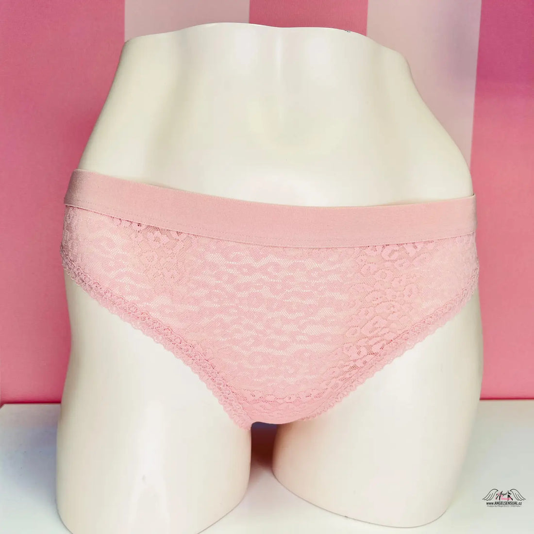 Pink krajkové tanga s gepardím vzorem na mannequinu, ideální apparel & accessories