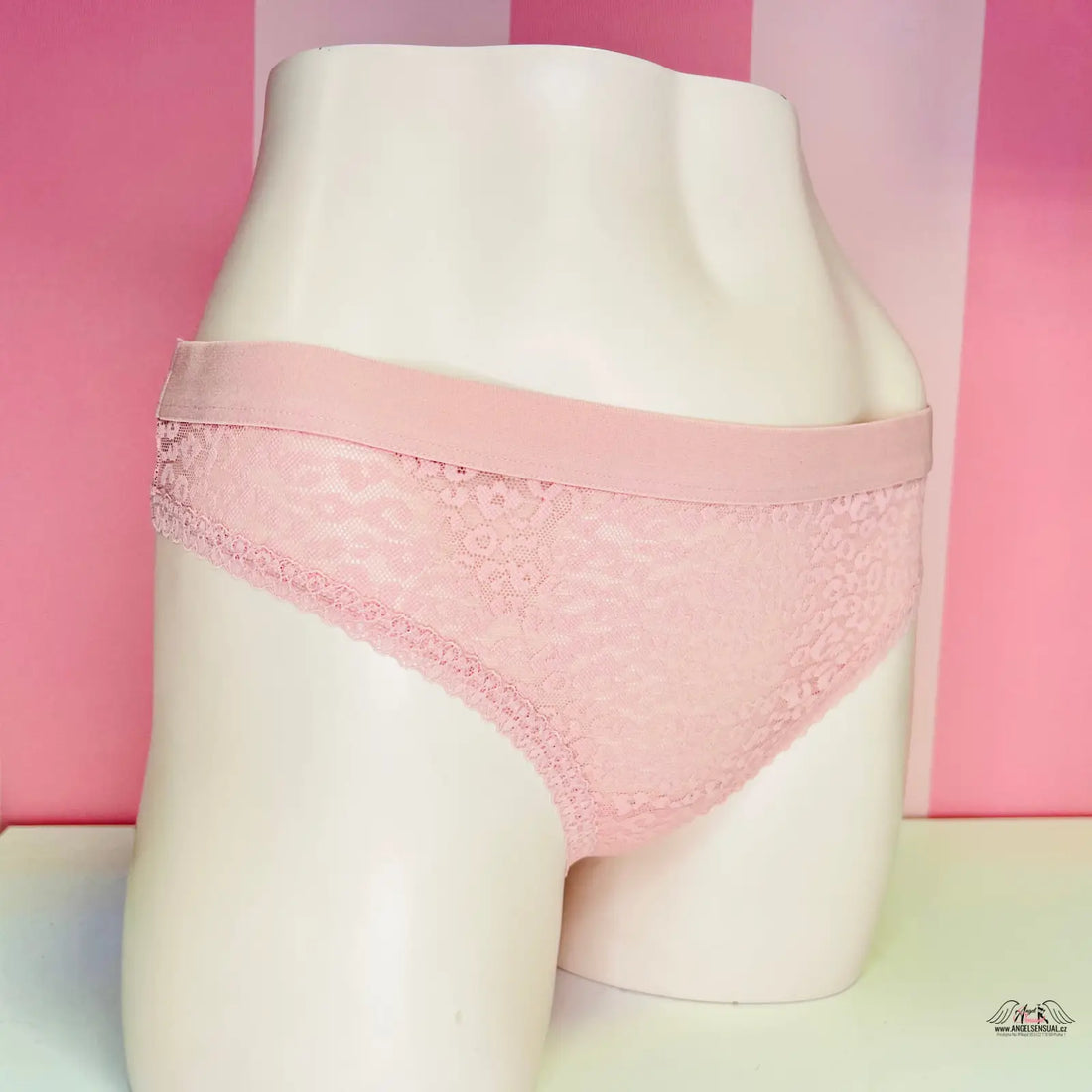 Pink krajkové tanga s gepardím vzorem na bílé mannequin formě, apparel & accessories