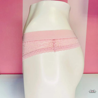 Pinkové krajkové tanga s gepardím vzorem na bílém modelu, ideální do kategorie apparel &amp; accessories
