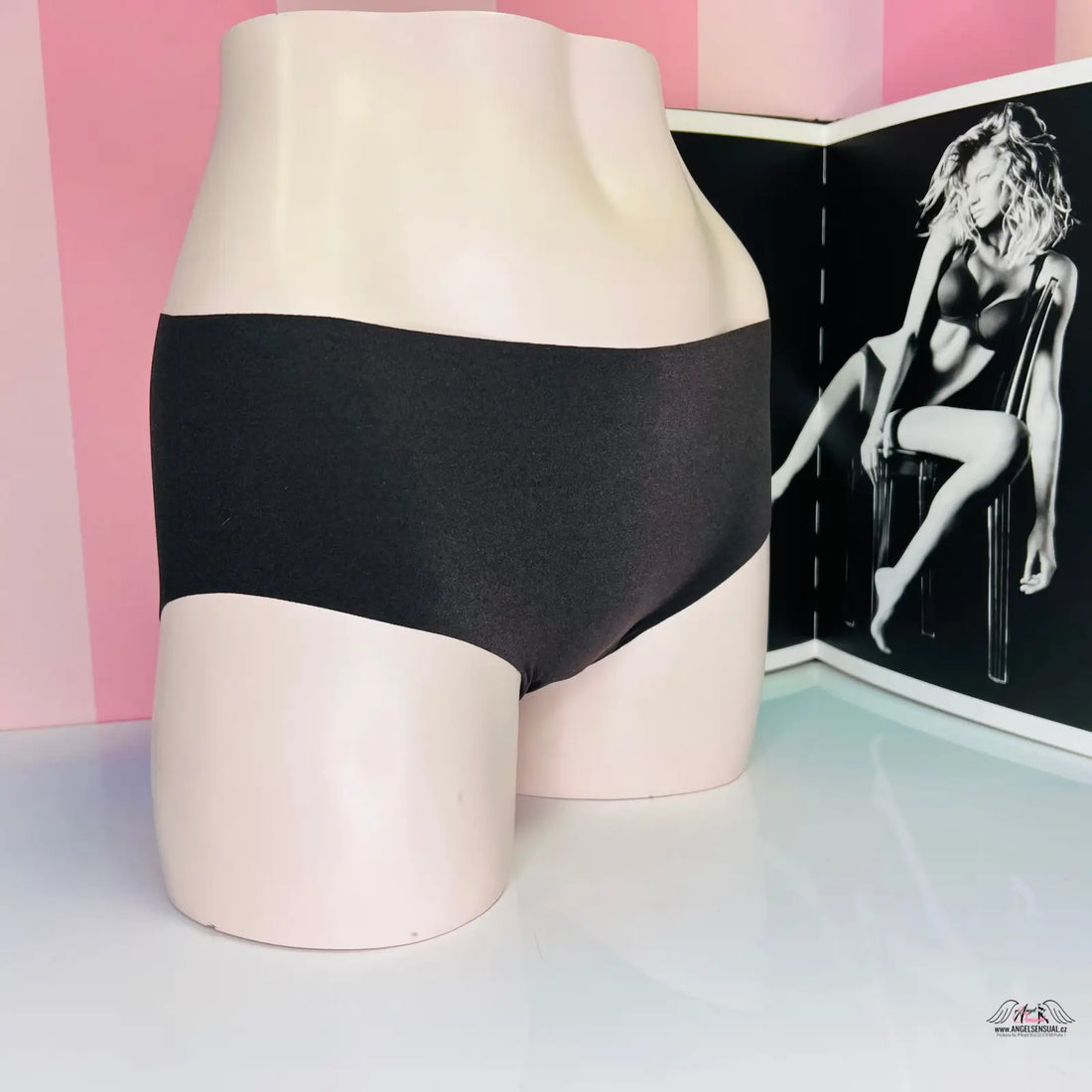 Manekýn s nízkým pasem v černé barvě PINK Kraťáskové Kalhotky s logem Pink a širokými kalhotkami