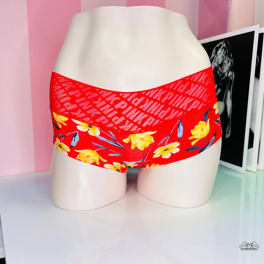 Logem pink květinovým vzorem kraťáskové kalhotky s širokou gumou na figuríně