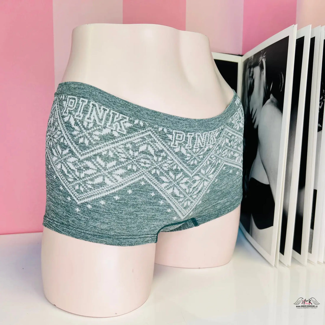 Detailní pohled na mannequin s secret pink Victoria’s Secret Pink zimním motivem