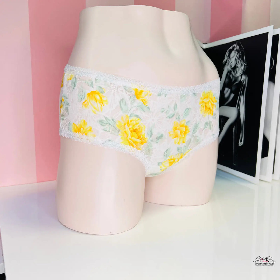 Manekýn s elegantními květovanými kalhotkami s vysokým pasem značky PINK Květované Kalhotky