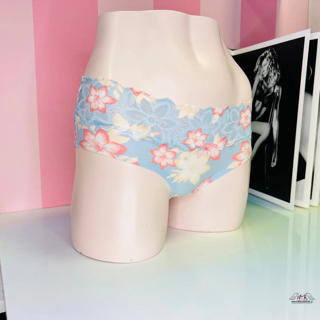 Mannequin torso v květovaných kalhotkách s krajkovým detailem s motivy květin a romantickým nádechem