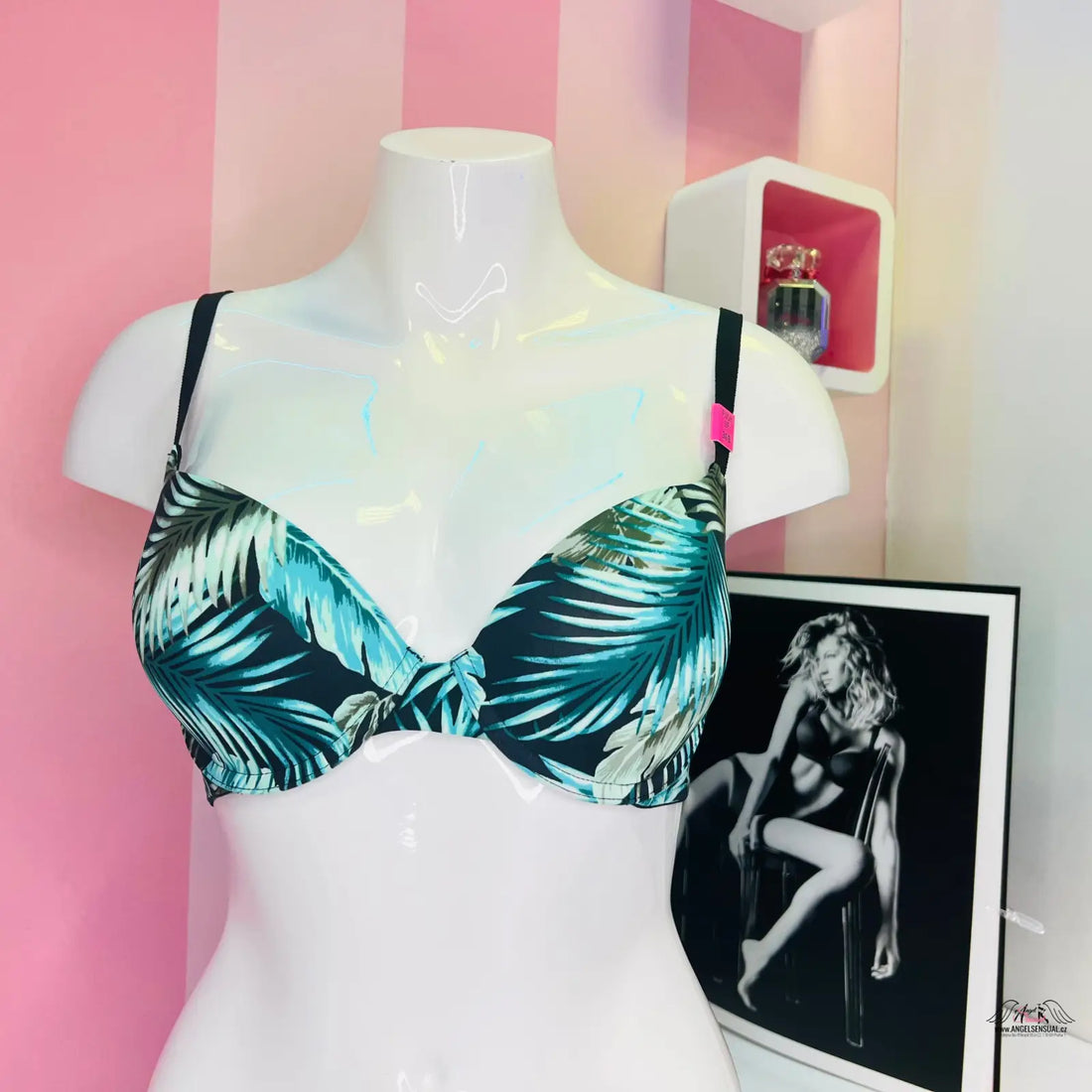 Stylová vzorovaná push podprsenka s nastavitelnými ramínky na mannequin
