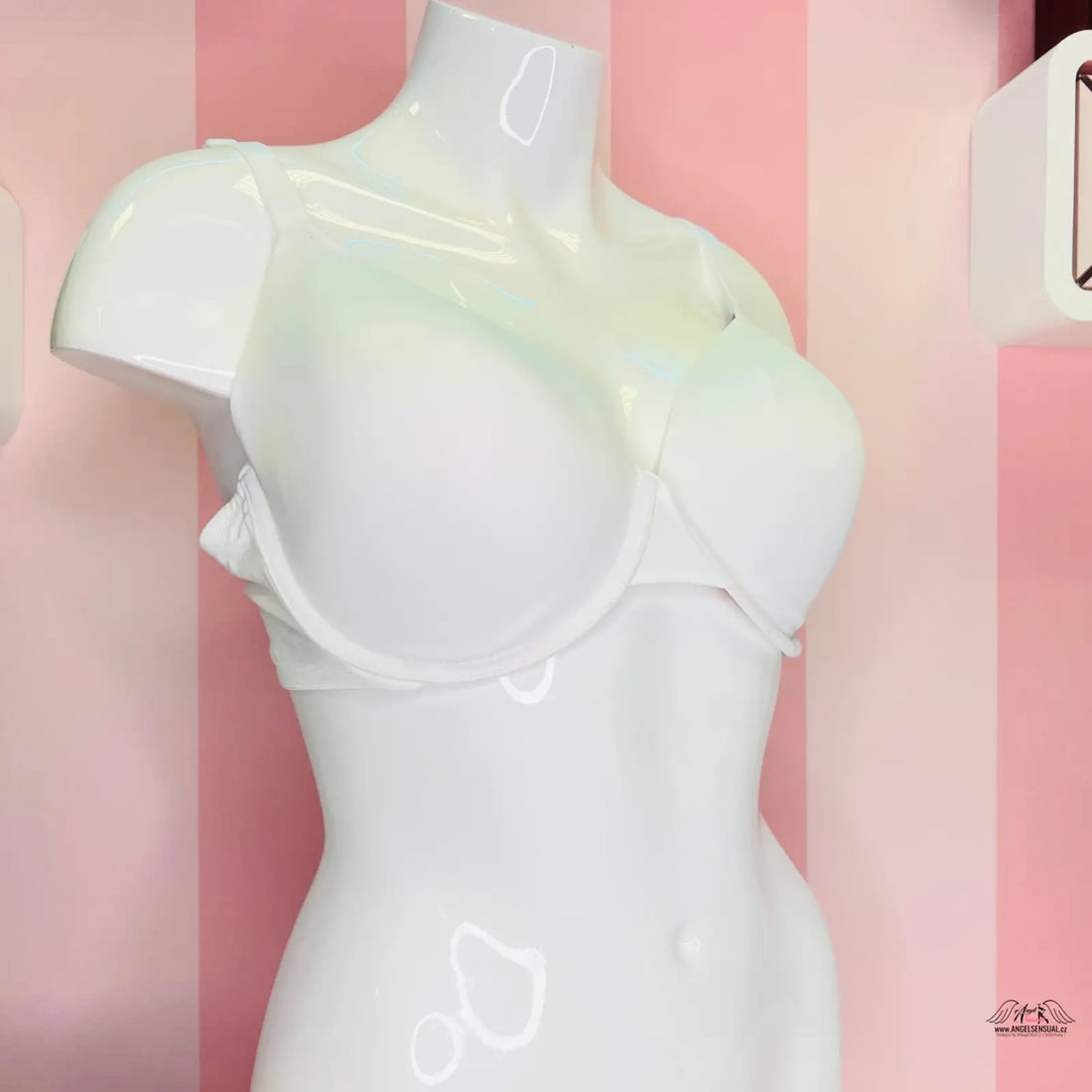 Bílá matná vystužená agent provocateur podprsenka s nastavitelnými ramínky na manekýně