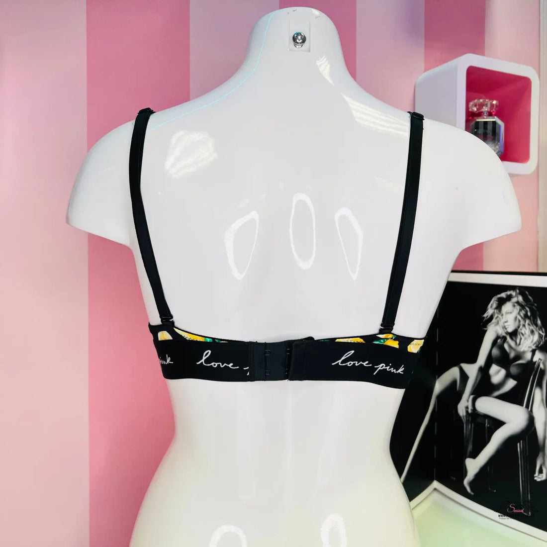 Bílá manekýnská torza s černou push-up podprsenkou s textem embroidery, PINK Podprsenka Citronový Motiv