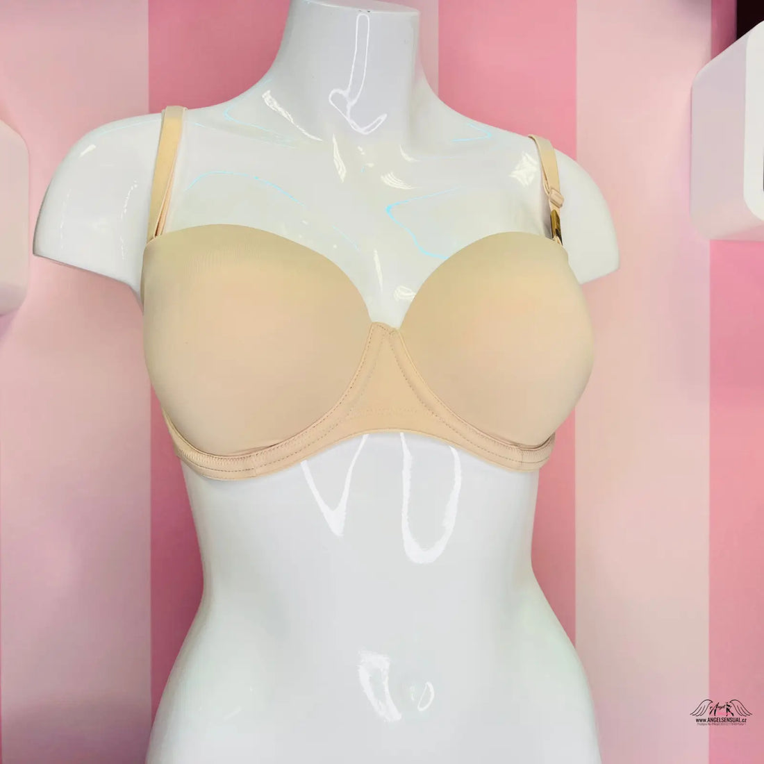 Nude-colored strapless pohodlná tělová podprsenka na bílém manekýnu