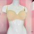 Nude-colored strapless pohodlná tělová podprsenka na bílém manekýnu
