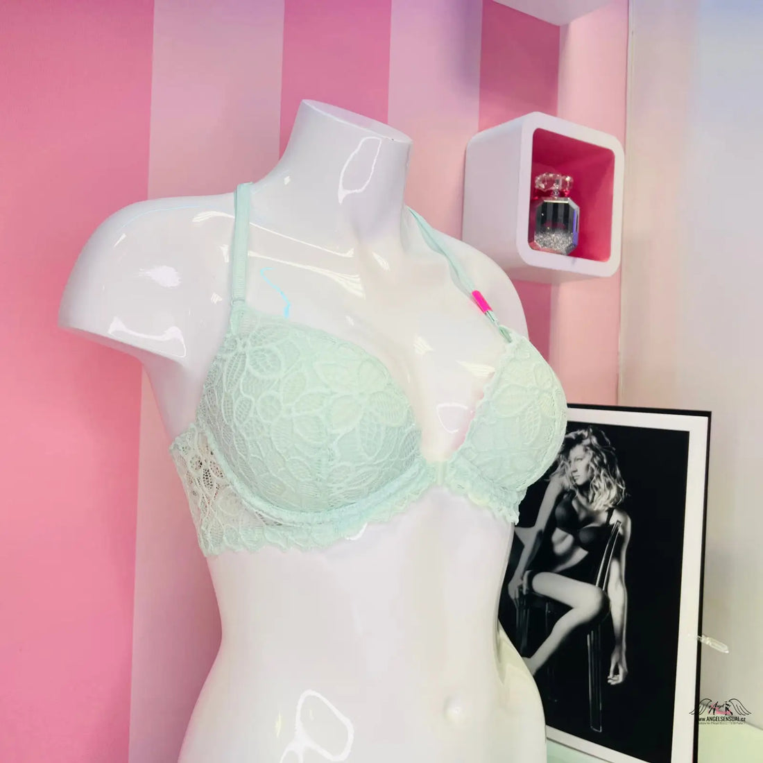 Mint zelená krajková podprsenka na figuríně, luxusní krajková podprsenka Agent Provocateur