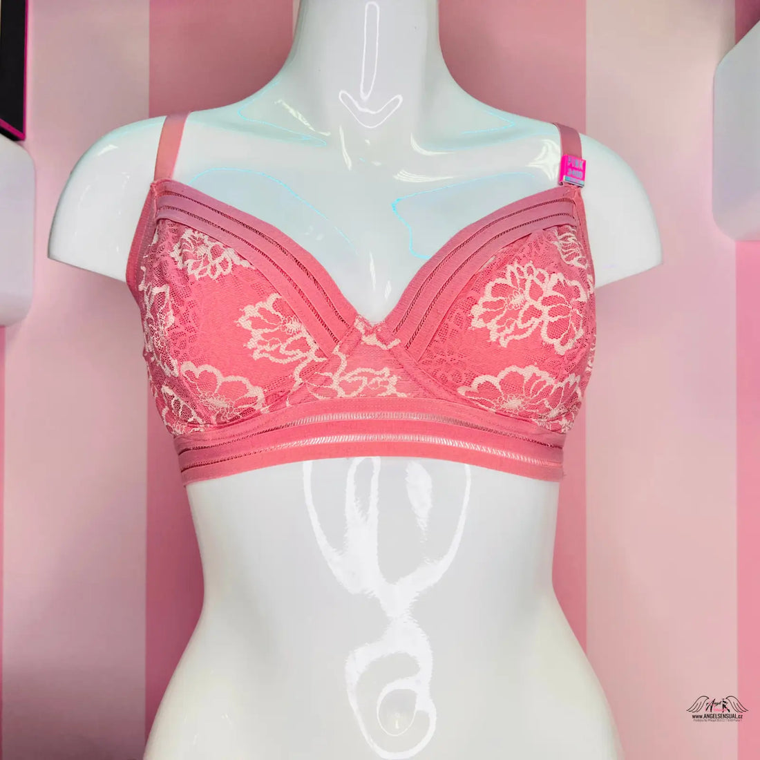 Blízký pohled na růžovou podprsenku PINK Podprsenka s Vystužením od Agent Provocateur pro maximální pohodlí