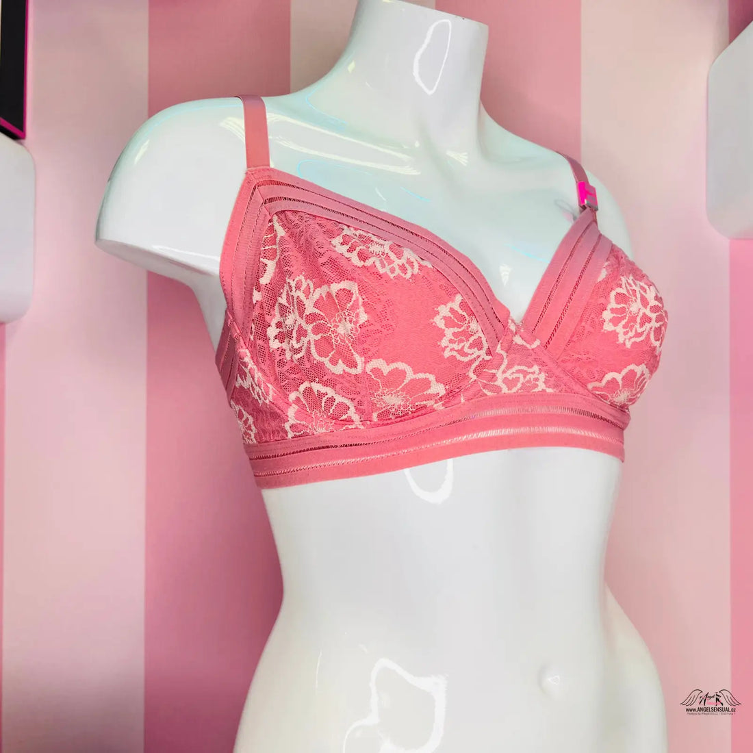 Manekýn s růžovou vystuženou podprsenkou PINK Podprsenka s Vystužením od Agent Provocateur pro maximální pohodlí