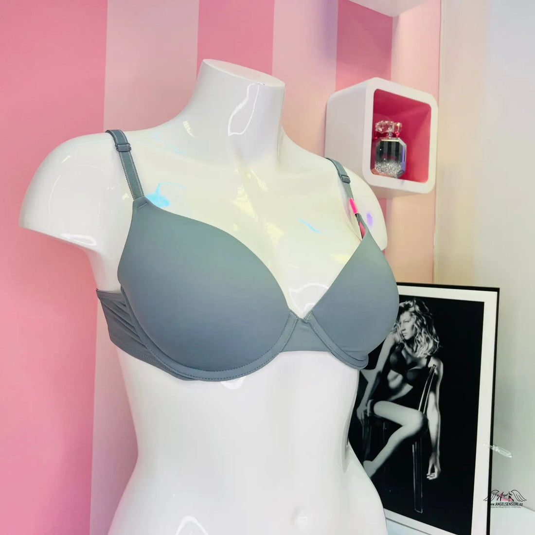 Šedá push-up podprsenka s nastavitelnými ramínky na mannequin, luxusní push