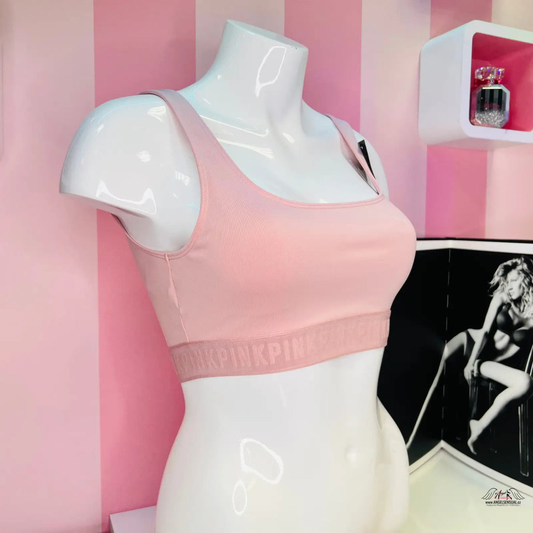 Pink sportovní podprsenka na figuríně, ideální pro sportovní apparel &amp; accessories