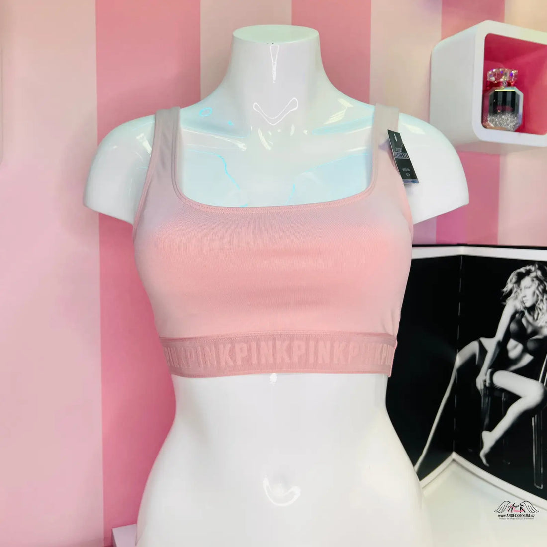 Růžová sportovní podprsenka na figuríně z kolekce apparel & accessories
