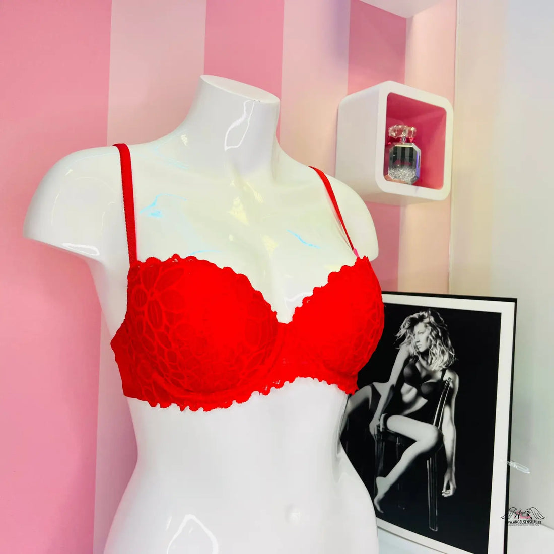 Red lace bra on mannequin from PINK Podprsenka Vyšívaná Krajka Květinový Vzor, svůdná krajková podprsenka s úžasným push-up efektem a přes