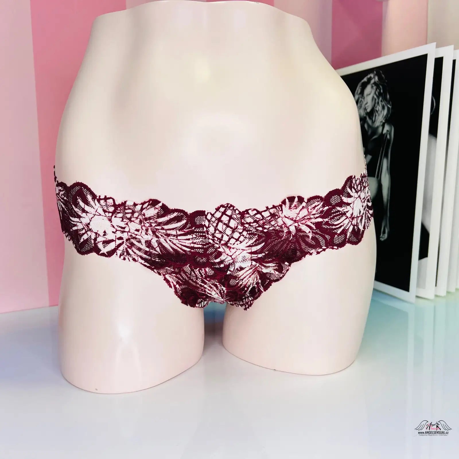 Krajková tanga PINK s květinovým vzorem pro sebevědomé ženy