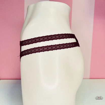 Burgundské krajkové tanga s dvojitými pásky na bocích značky PINK