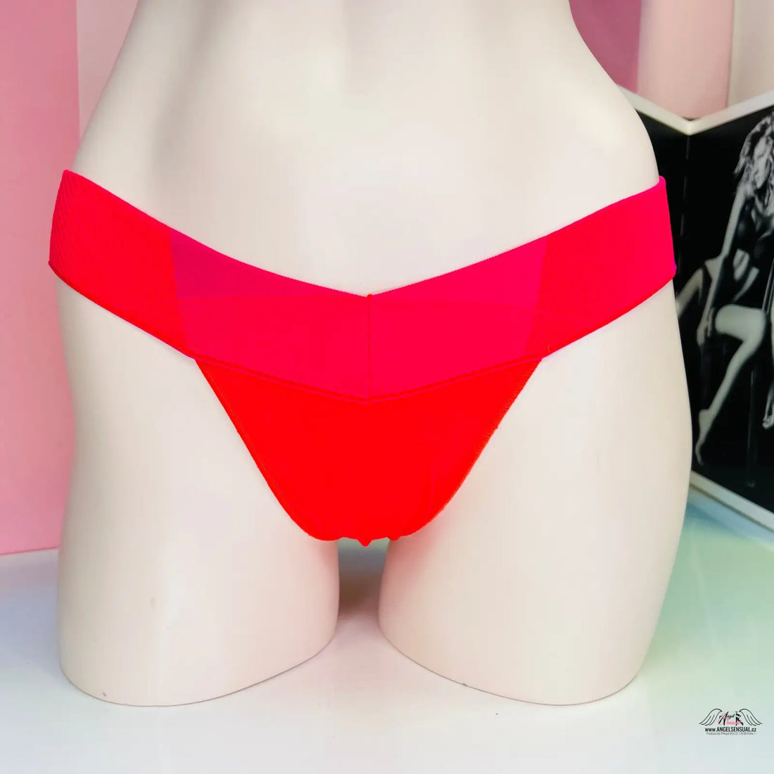 Red and pink tanga nižšího střihu, elastických tanga nižšího, agent provocateur