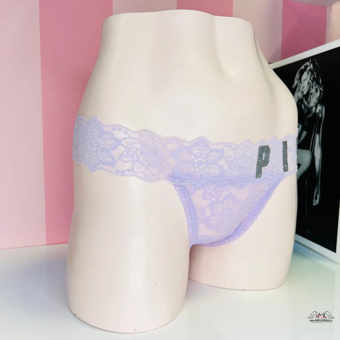 Lavender lace thong s nápisem pink a stříbrným nápisem Pink, elegantní dámské spodní prádlo