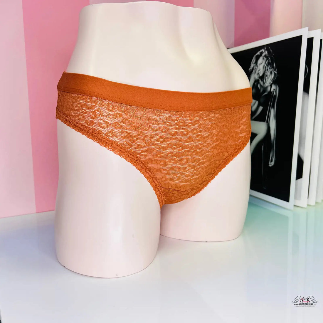 Oranžové krajkové světle hnědé tanga s jemným gepardím vzorem na bílém figuríně