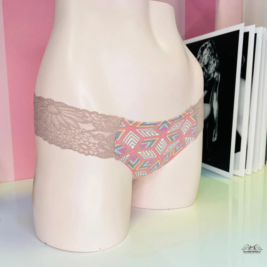 Lace-trimmed geometric print thong from PINK Tanga s Krajkou, barevné tanga with nápisem pink