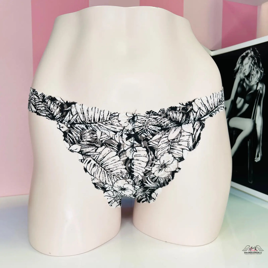 Floral-patterned krajkové tanga vyšším pasem s logem Pink v produktu PINK Tanga Vykrojené