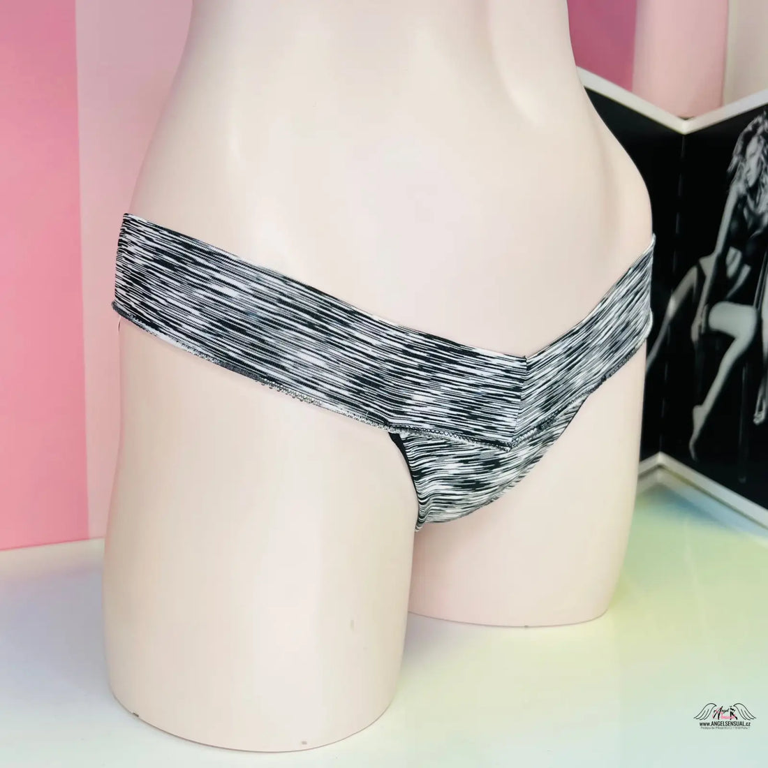 Stylová žíhaná tanga PINK Tanga Žíhané, buďte neodolatelná s černobílými pruhy