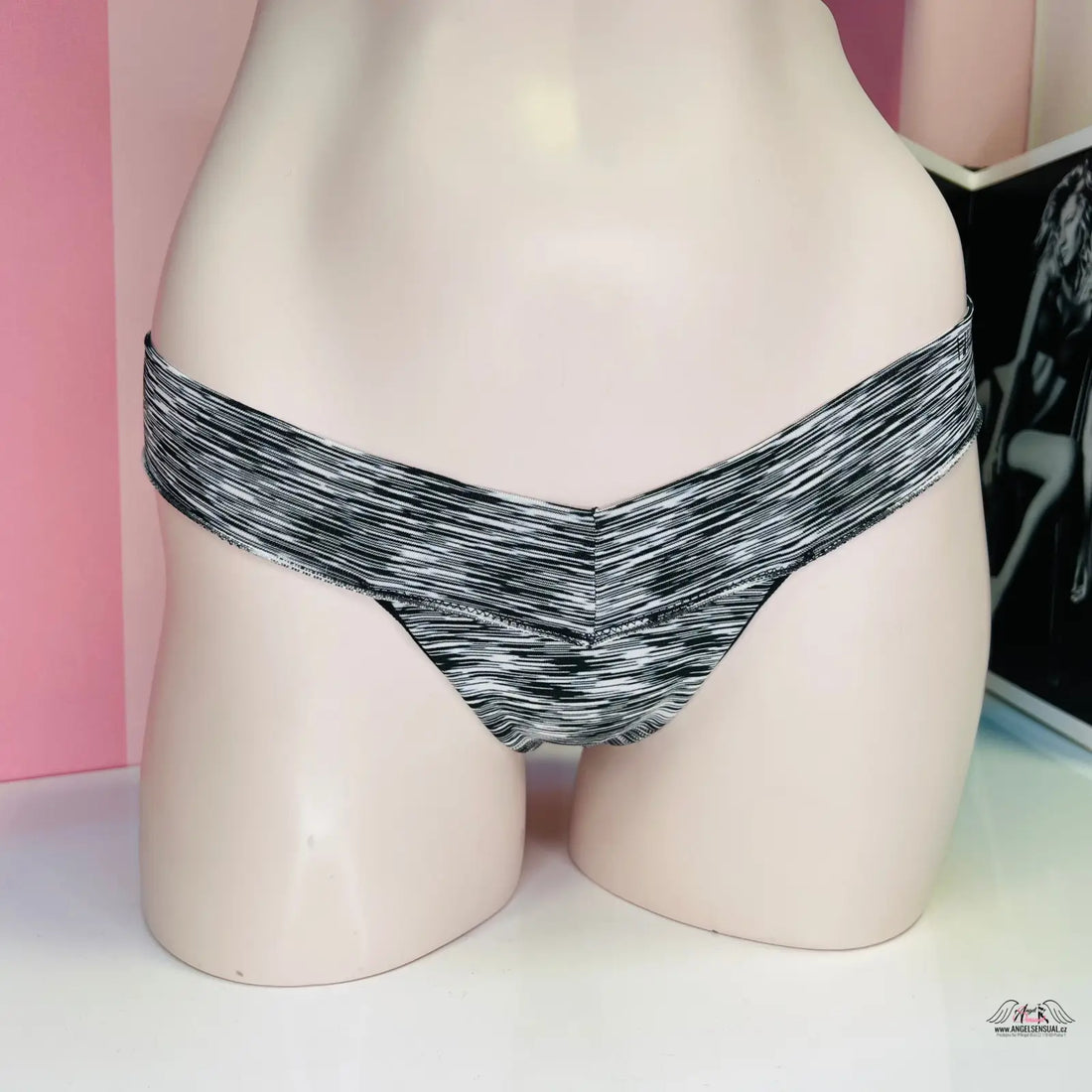 Stylová žíhaná tanga PINK Tanga Žíhané v šedobílé pruhované variantě