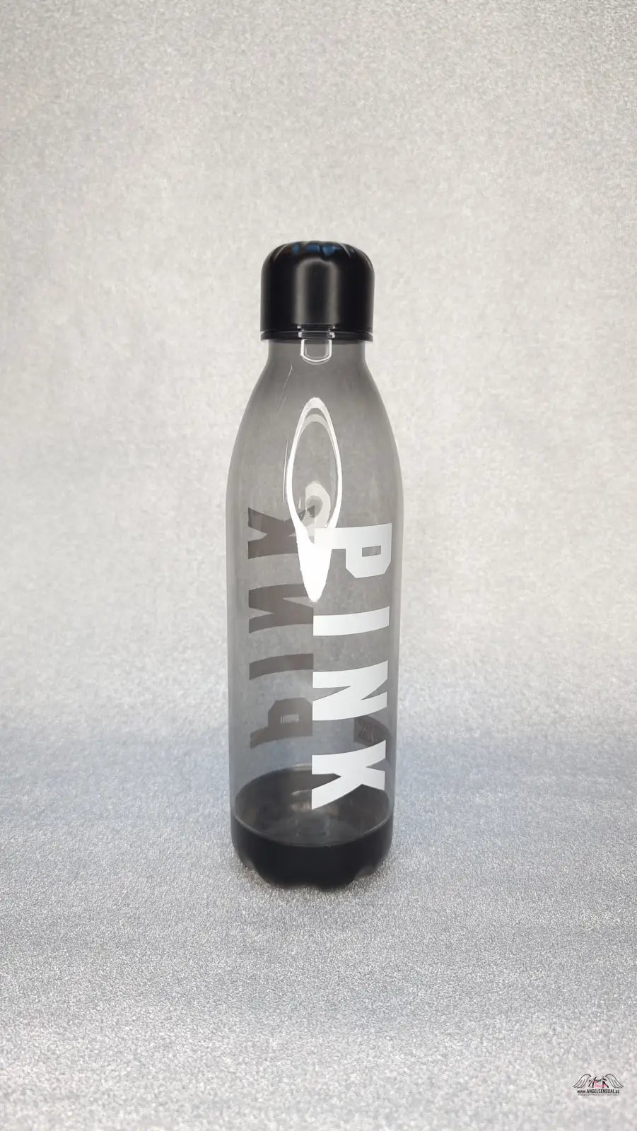 Šedá láhev na pití s černým víčkem od PINK Zatmavená Láhev na Pití, agent provocateur