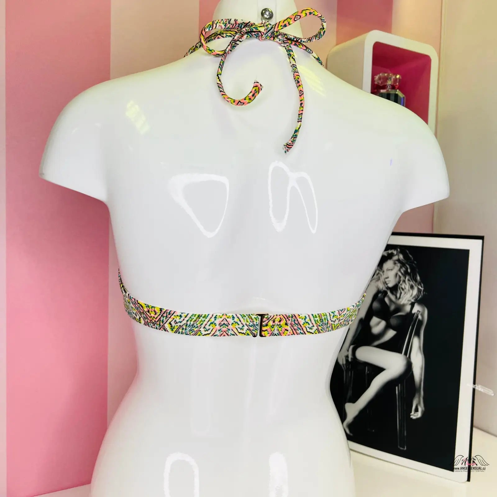 Barevný halter top plavek s kovovým akcentem pro elegantní letní styl