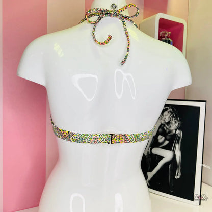 Barevný halter top plavek s kovovým akcentem pro elegantní letní styl