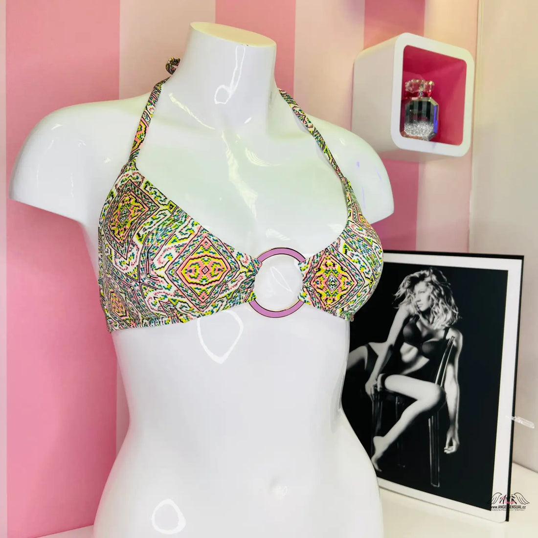 Halter bikini top s potiskem a kovovým akcentem pro elegantní letní styl