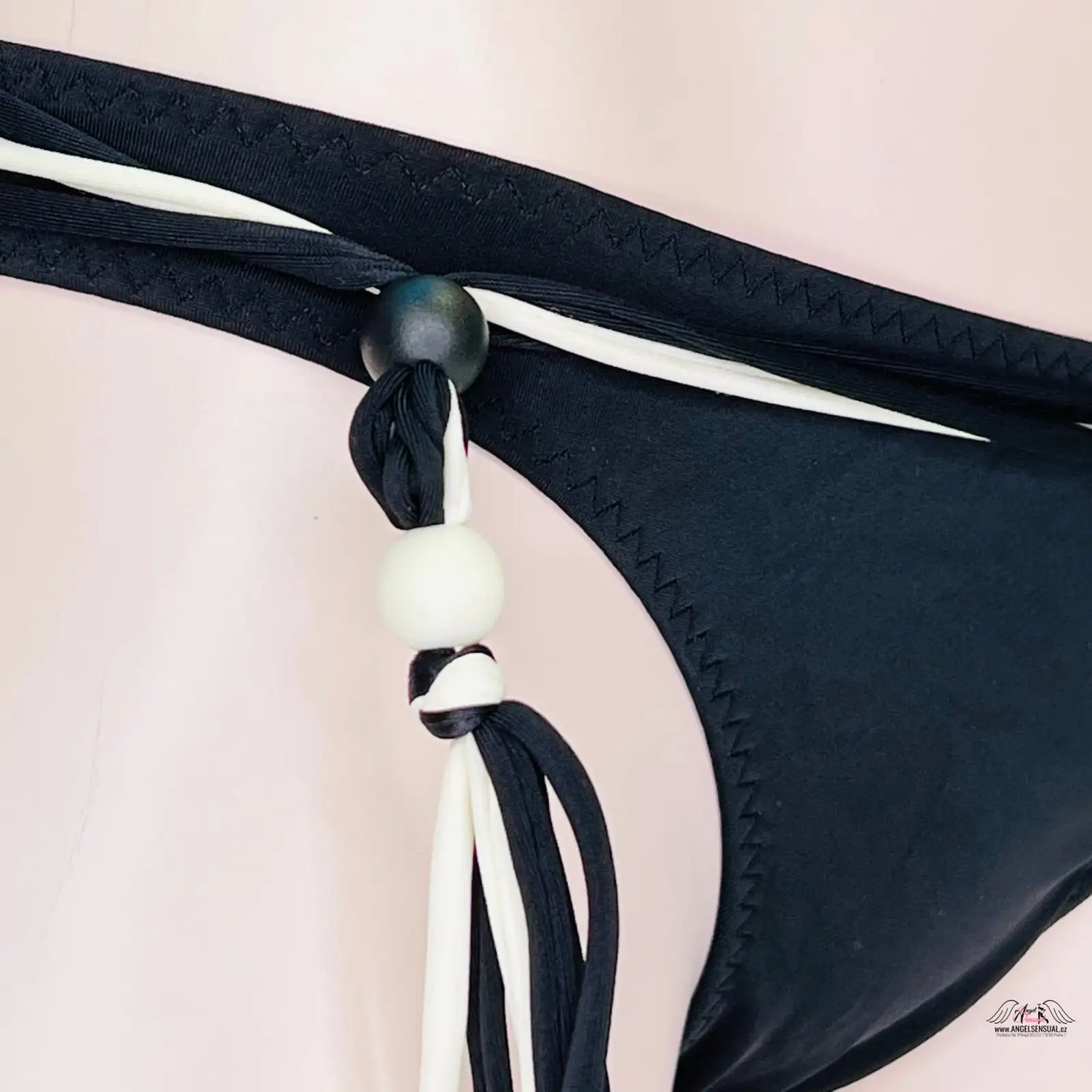 Černobílý spodní díl plavek s třásněmi a korálky, elegantní design