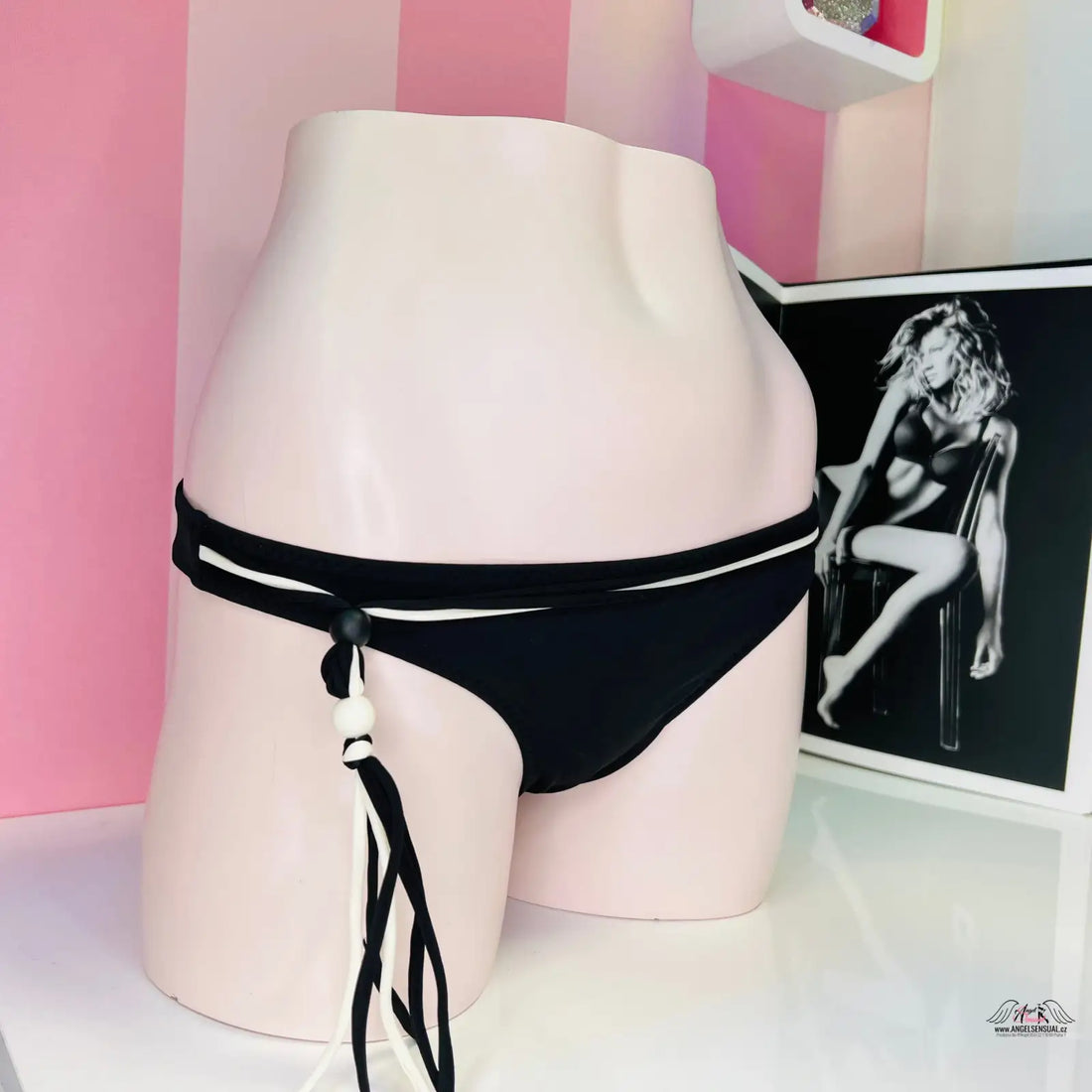 Černé bikiny s bílým lemem a třásněmi, Plavky Ticho, Vášeň a Elegance