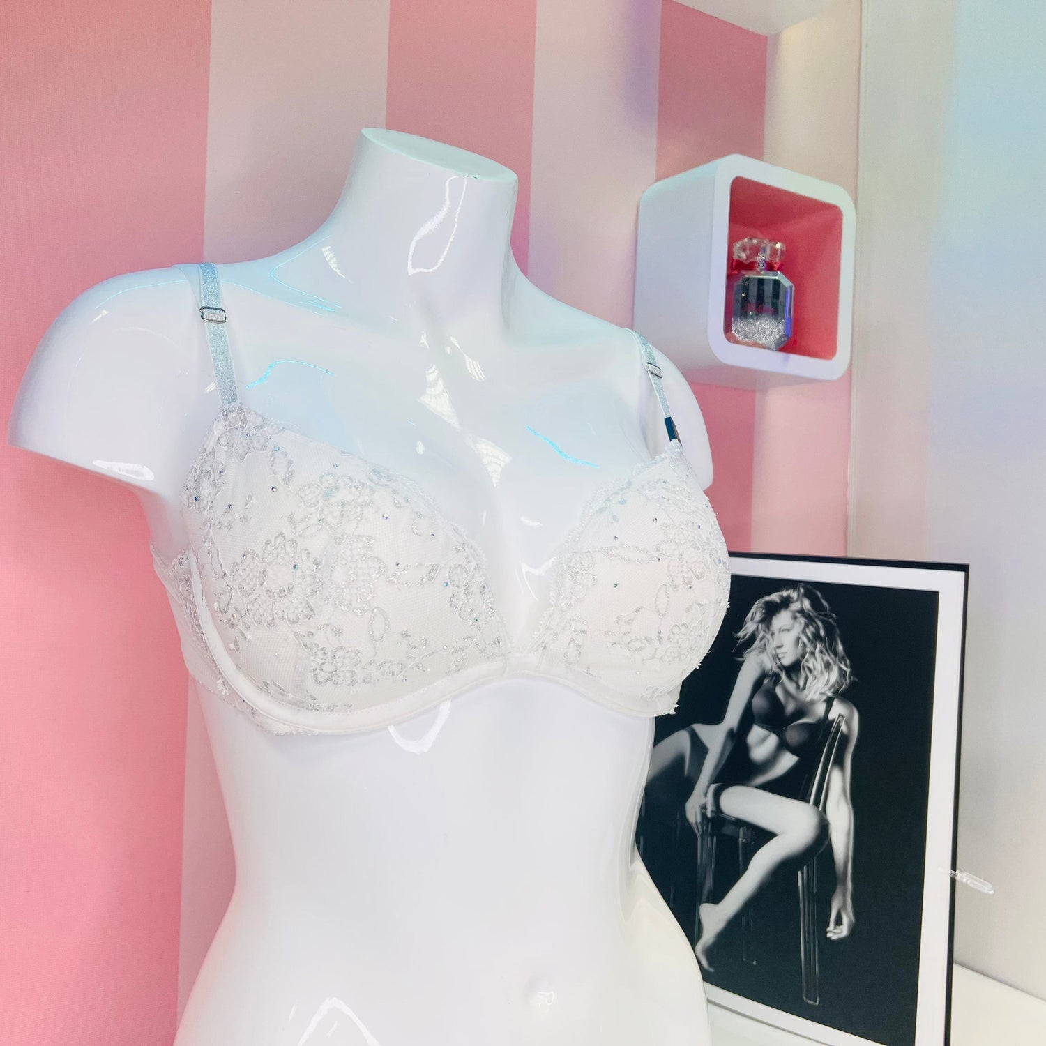 Podprsenka z Fashion show 2015 NYC - 36B / Bílá / Nové se štítky - Podprsenky Victoria’s Secret