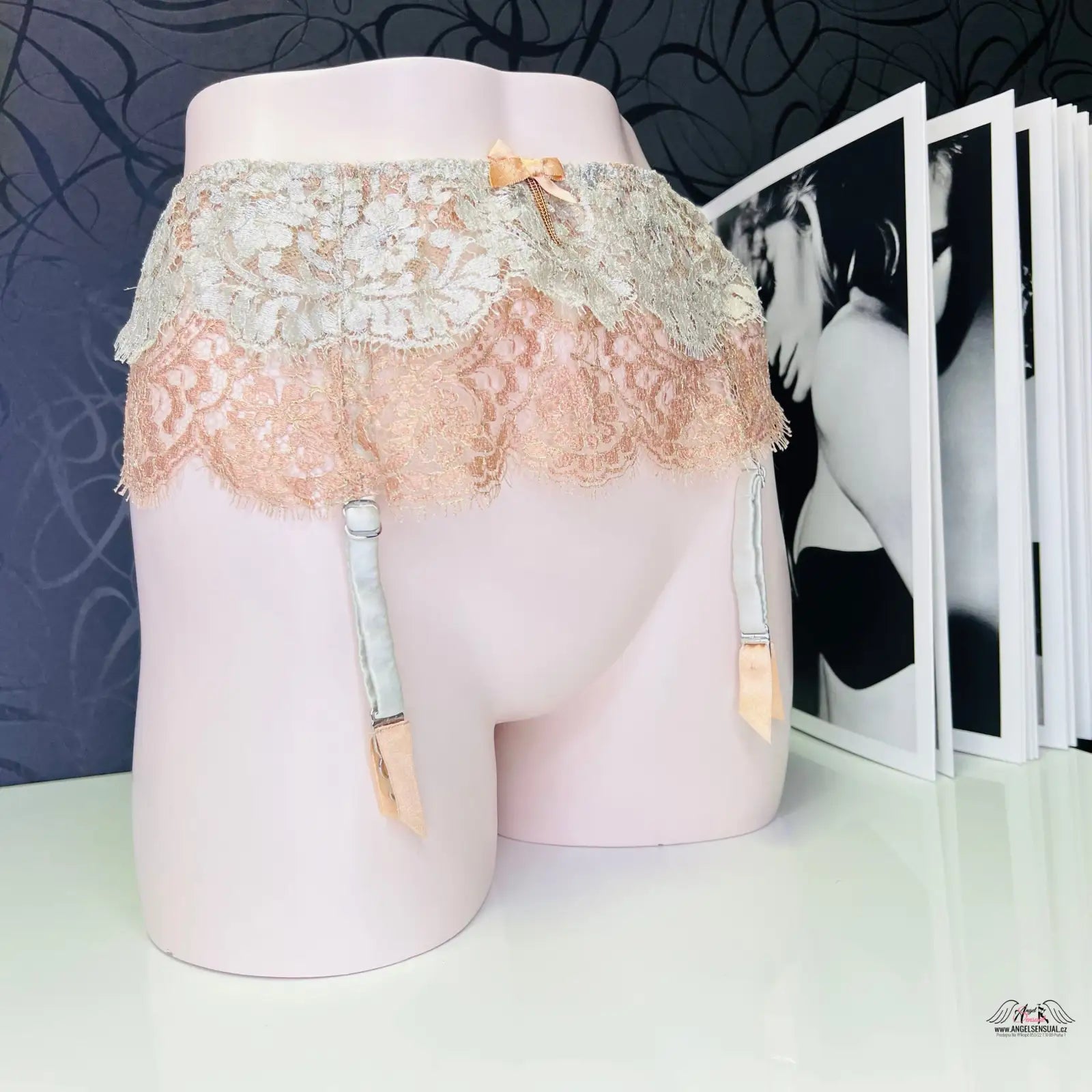 Lace garter belt on mannequin showcasing Podvazkový pás Lorelli elegantní design