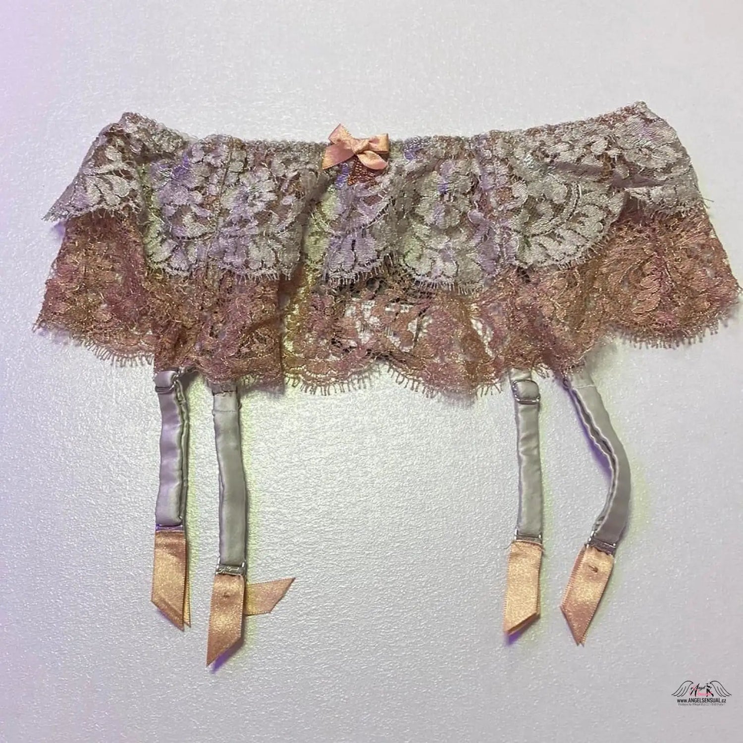 Lace garter belt with satin straps in Podvazkový pás Lorelli, symbol nadčasové elegance