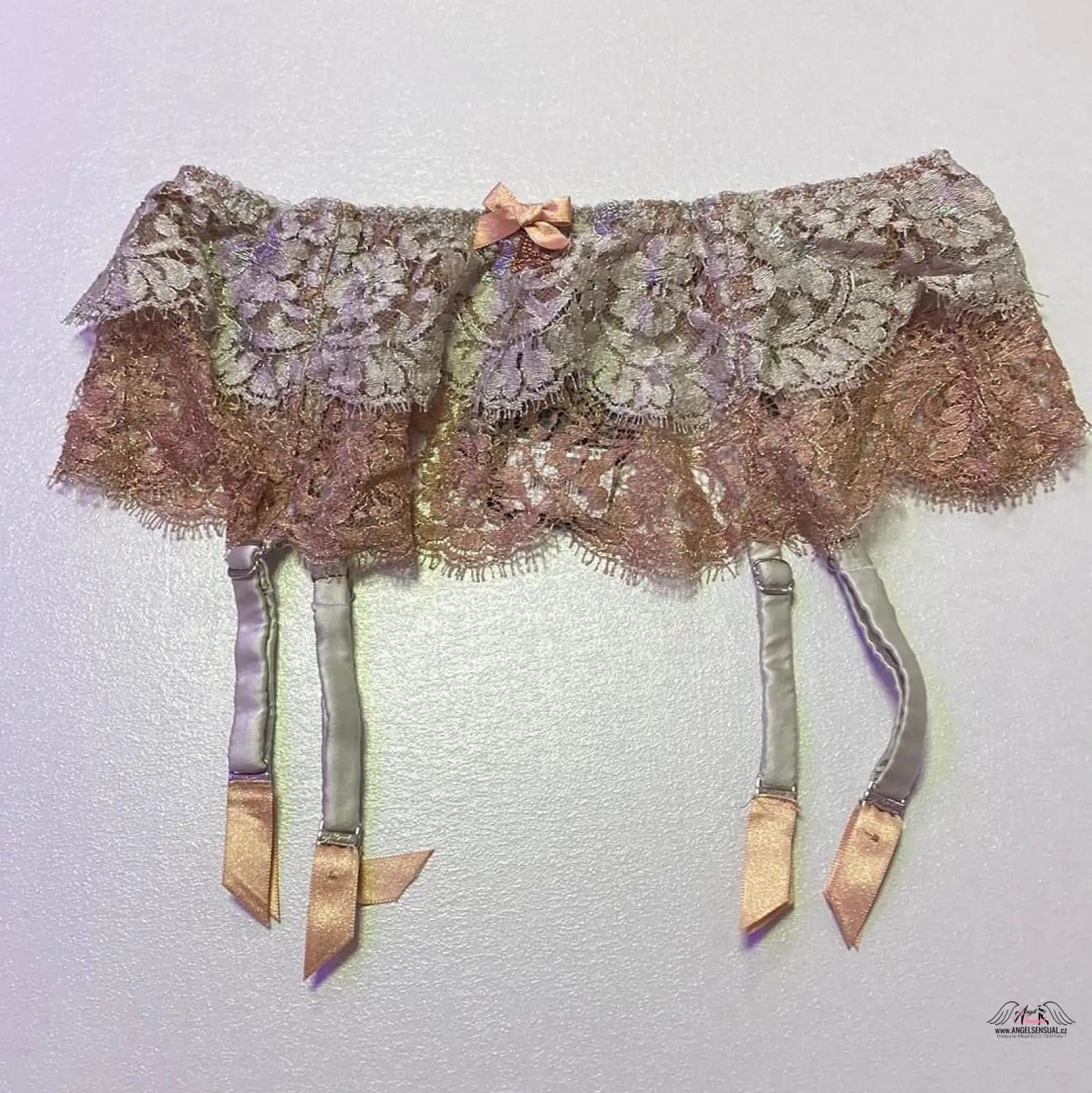 Lace garter belt with satin straps in Podvazkový pás Lorelli, symbol nadčasové elegance