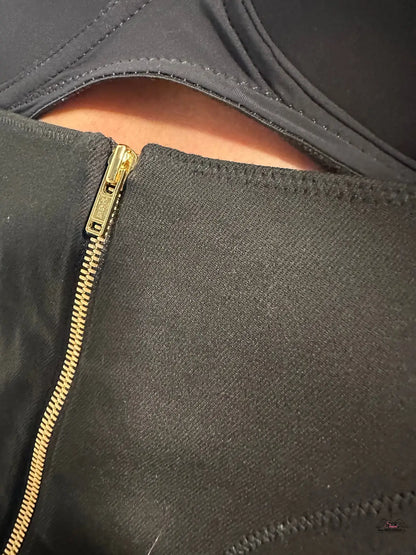 Zlatý zip na černém materiálu šatů Pouzdrové Šaty Chessie