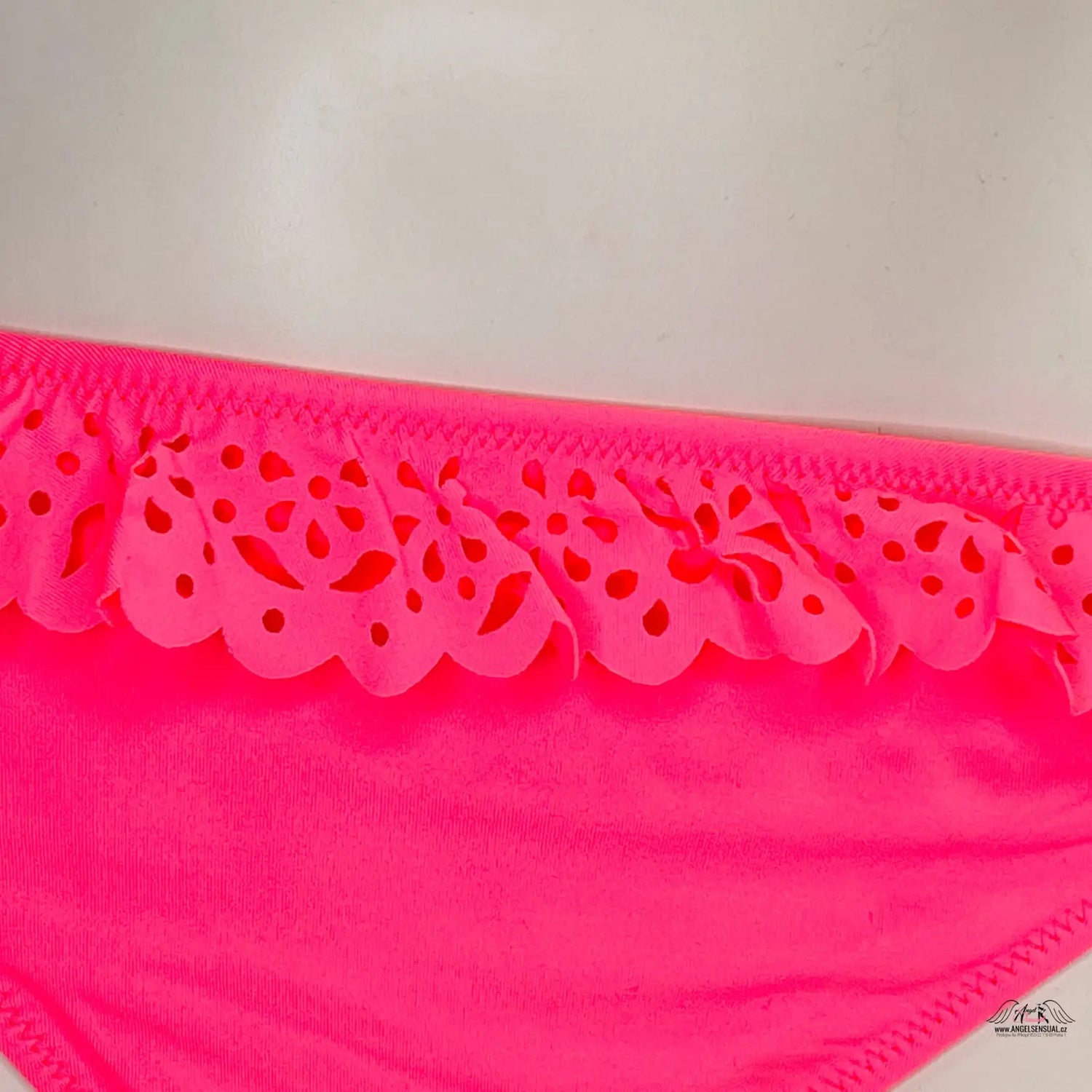 Jasně růžový bikini spodek s laser-cut volánkem, ideální pro letní styl