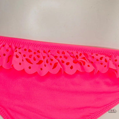 Jasně růžový bikini spodek s laser-cut volánkem, ideální pro letní styl