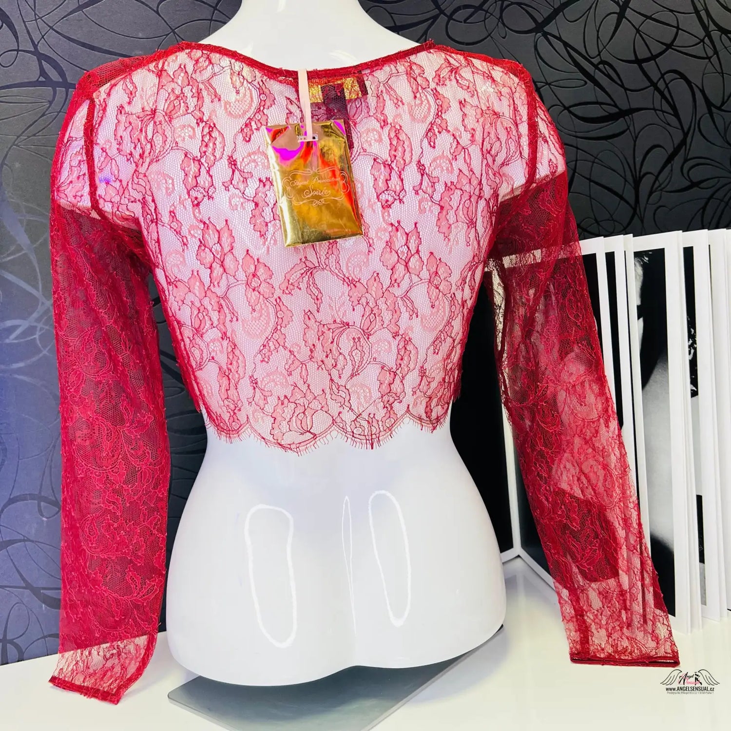 Červený krajkový top na manekýně, model Priya, svůdný hedvábný design