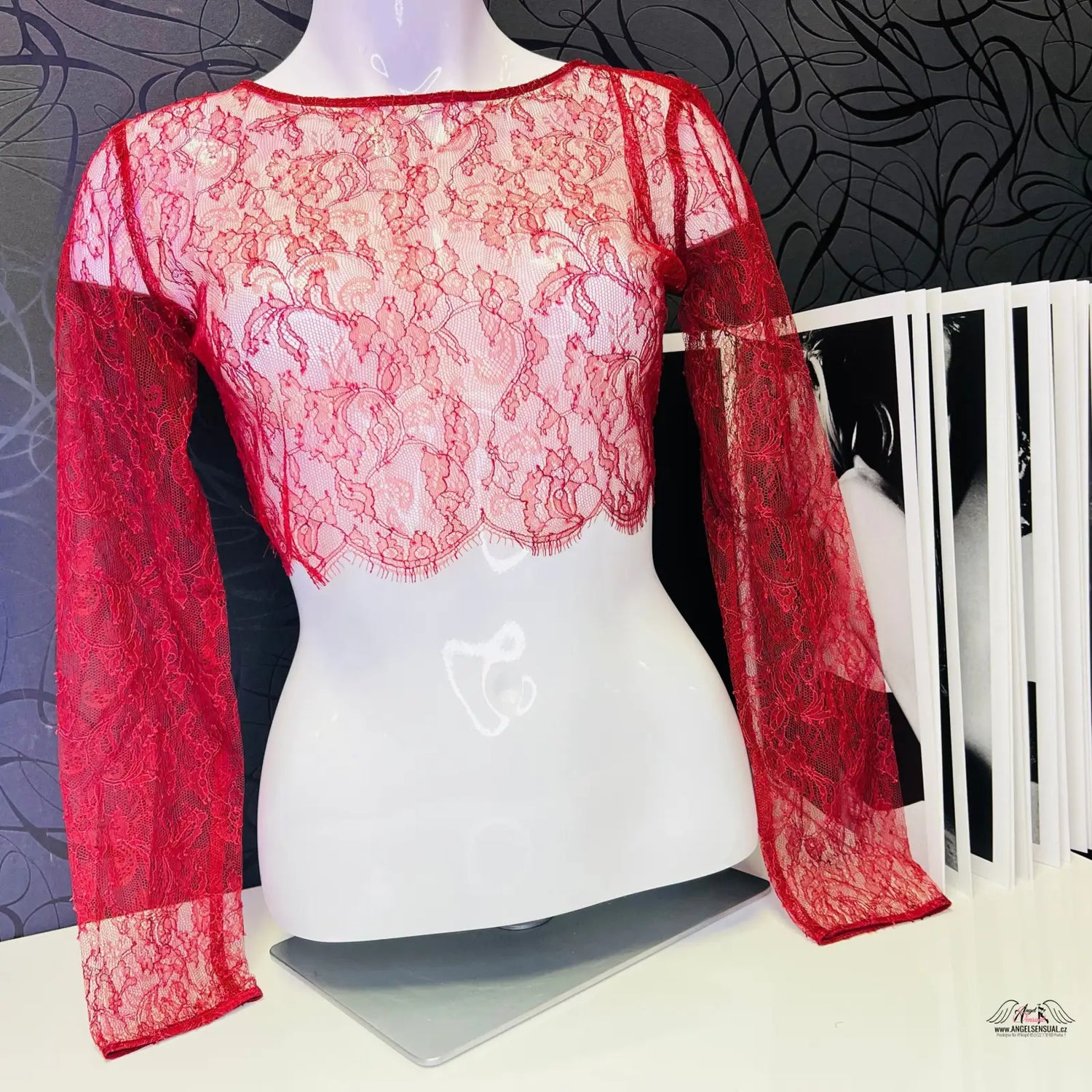 Detailní záběr pánské figuríny s červeným krajkovým topem Priya