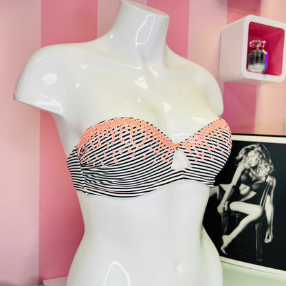 Mannequin s pruhovaným horním dílem plavek s krajkovým lemem, stylový pruhovaný horní díl