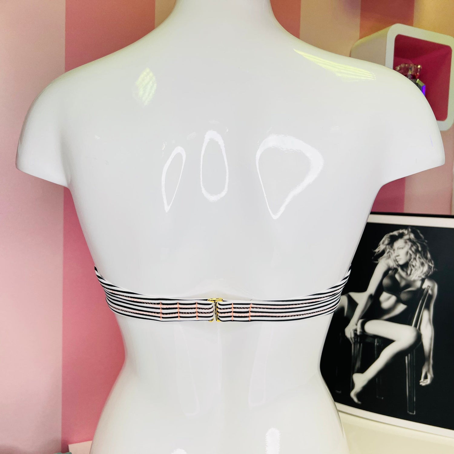 Bílá figurína s pruhovaným bandeau topem Victoria’s Secret, stylový pruhovaný horní díl