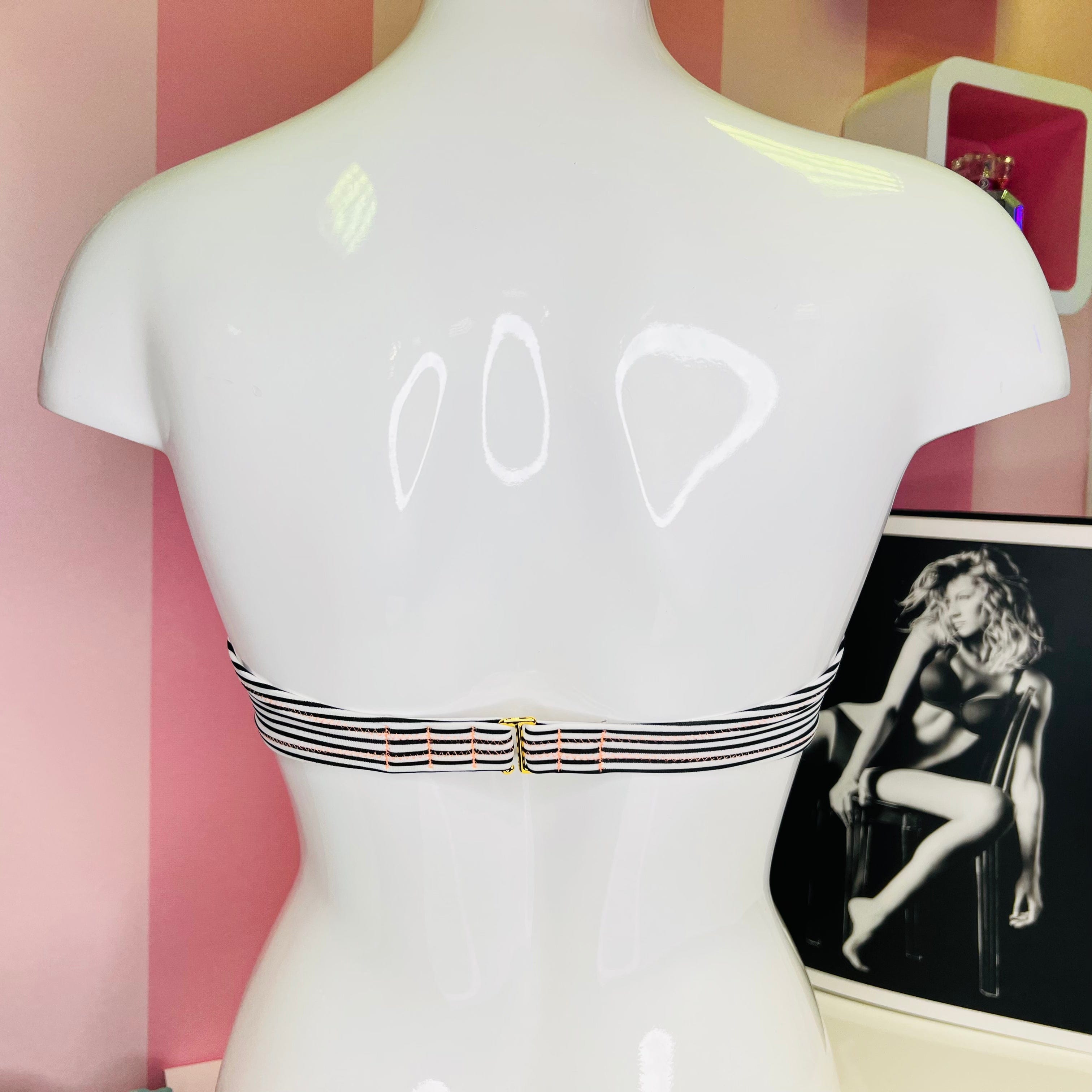 Bílá figurína s pruhovaným bandeau topem Victoria’s Secret, stylový pruhovaný horní díl